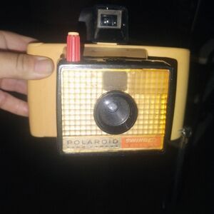 VINTAGE POLAROID SWINGER MODEL CAMERA